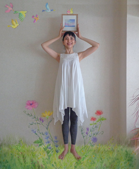 花の絵と合成された女性